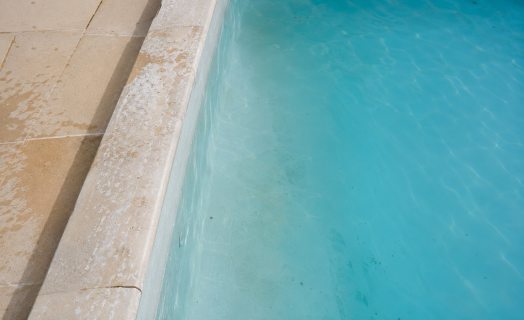 Agua turbia en piscinas de Murcia: la cal, el problema que nadie te cuenta
